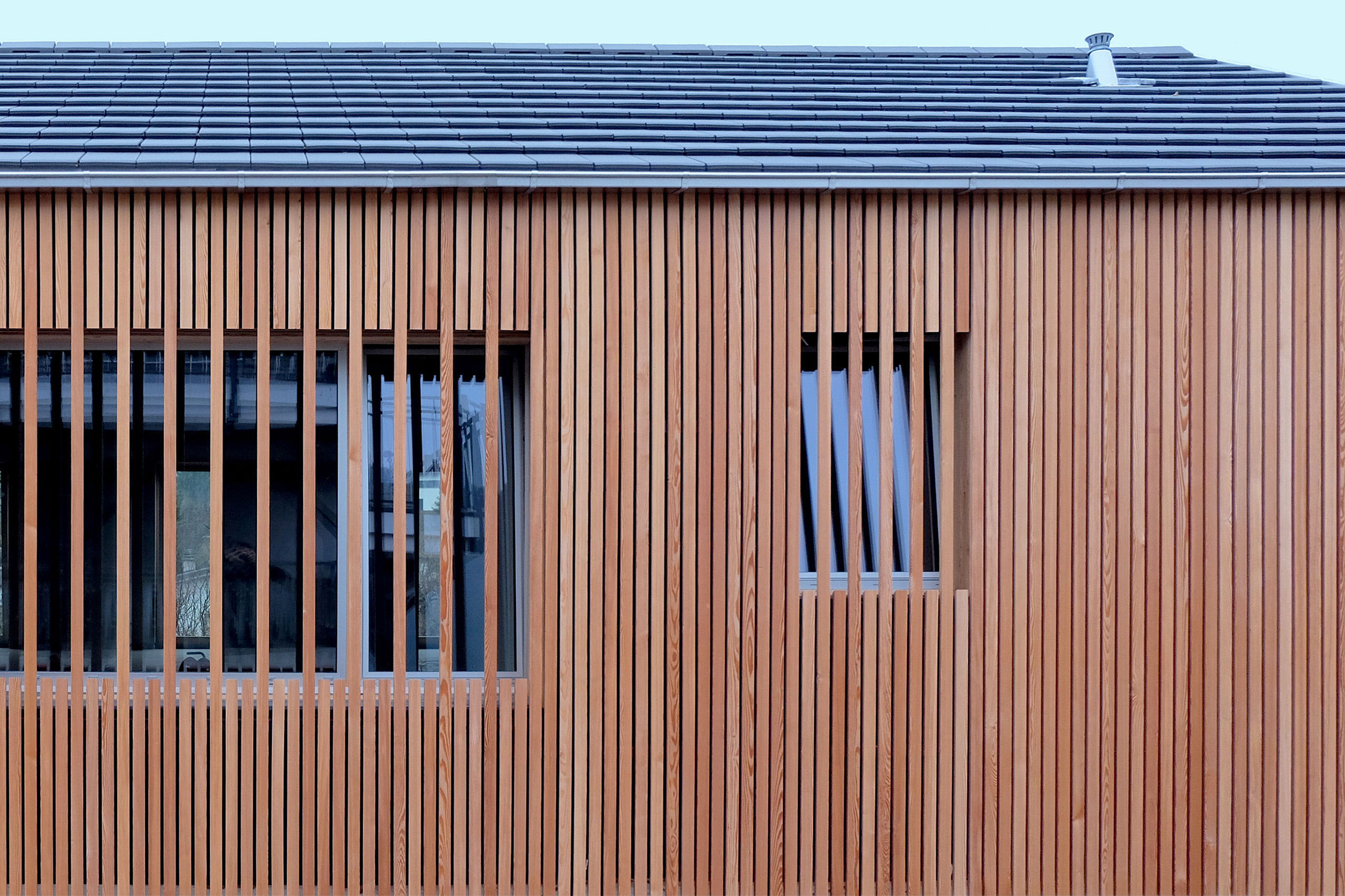 <strong>Revêtement façade</strong> • Maison familiale • Vicques<h4>Photographie © 2019 Felipe Sánchez