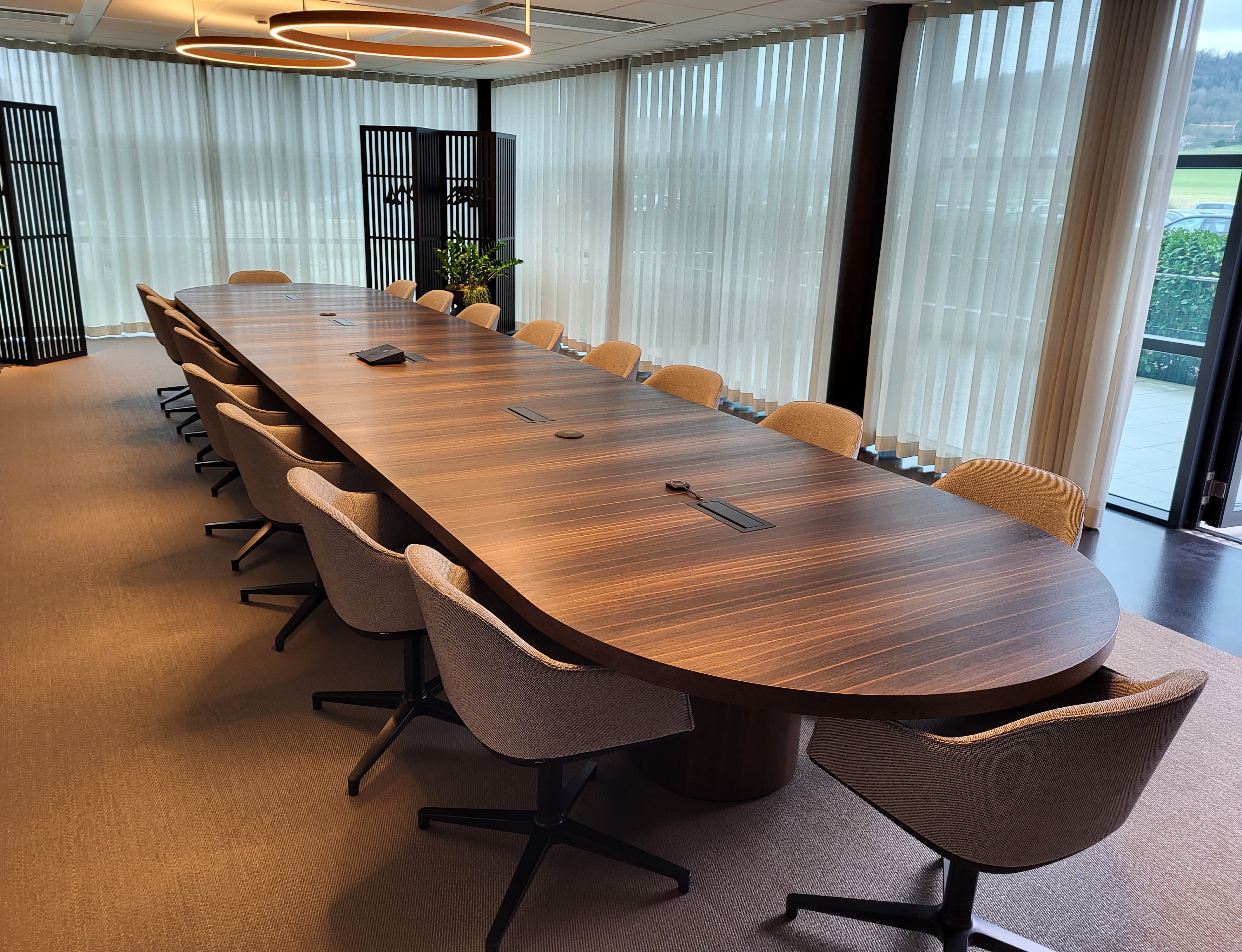 <strong>Réalisation d'une table de conférence en Chêne fumé'</strong> • Architecte d'intérieur SIGNATURE INTERIEURE Sàrl • Delémont<h4>Photographie © 2023 Menuiserievoisard.ch Sàrl